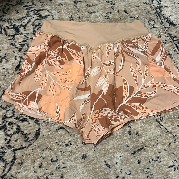 OFFLINE By Aerie Real Me Flowy Short L - Picture 3 of 8